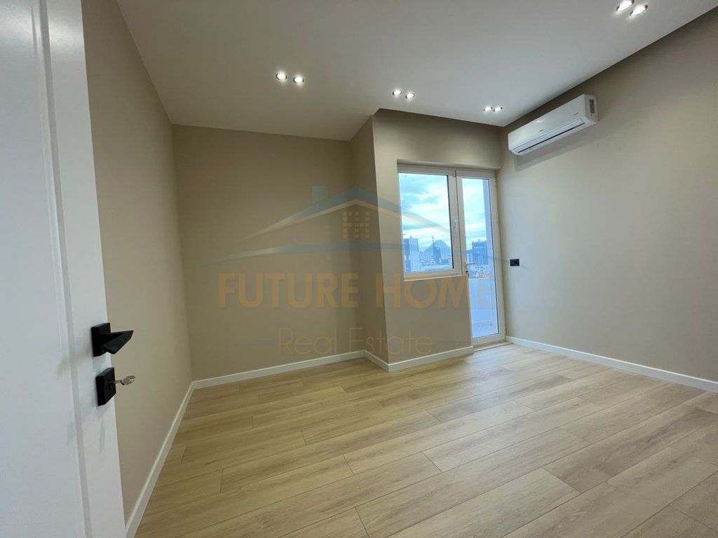 Shitet, Apartament 2+1, Mozaiku i Tiranës.