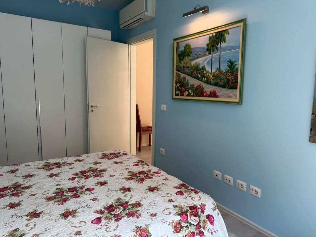 Jepet apartament 1+1 me qera ne zonen e Zogut te Zi prane Ring Center, Tirane. ID 5819