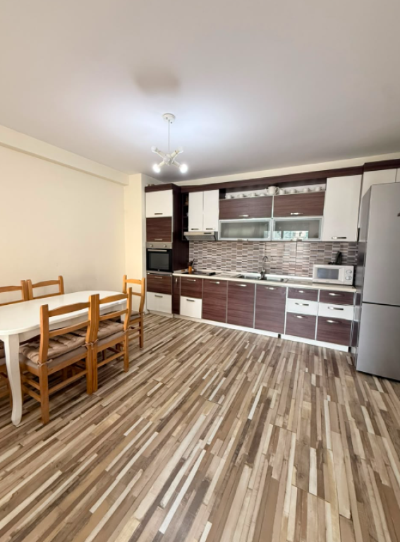 Apartament 2+1+2 per shitje tek komuna e parisit