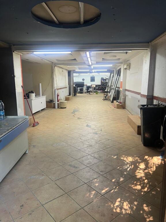 Business premises for bar restaurant for rent at the New Maternity Hospital, Roadside, Brryli .