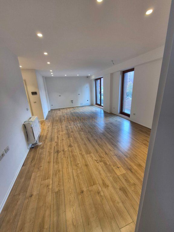 Qera, Apartament 2+1+2 për Zyra + Post Parkim, Rruga e Kavajës