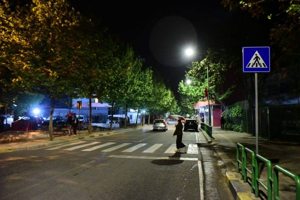 Shtëpi private e mobiluar me 2 dhoma gjumi me qira në Ali Demi, Tiranë | Oborr privat dhe parkim