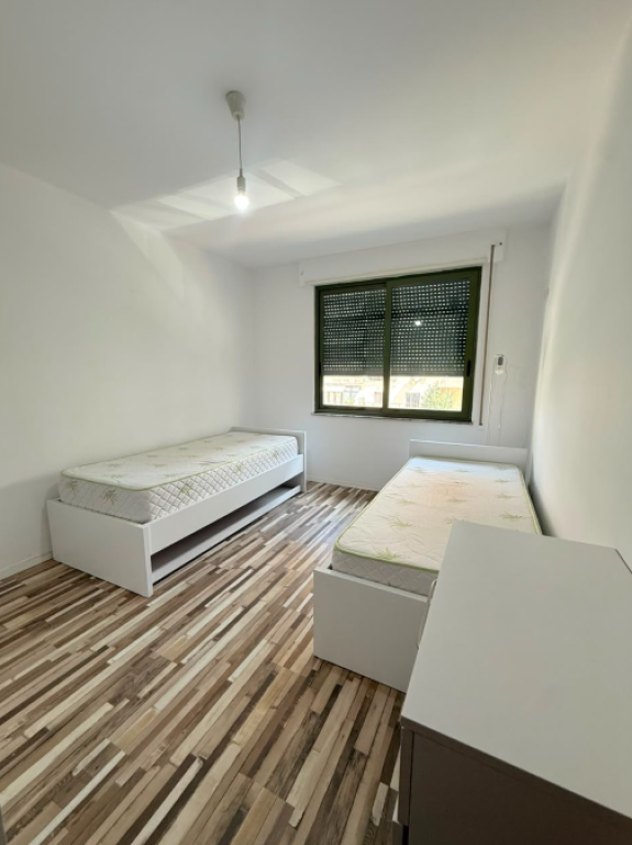 Apartament 2+1+2 per shitje tek komuna e parisit