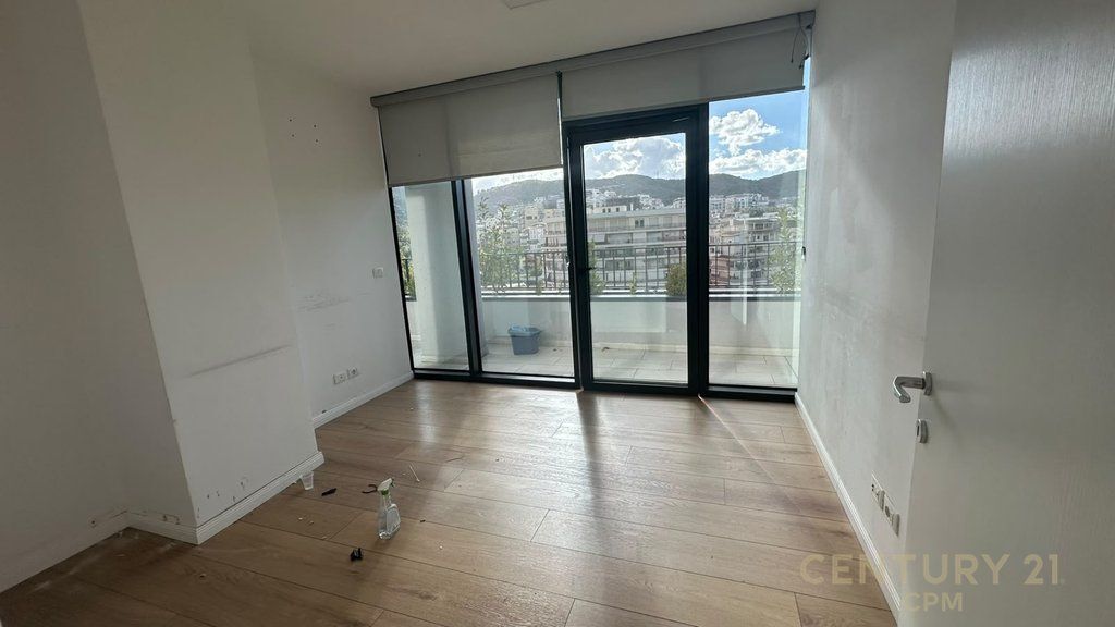 Ambient për Zyra + 2 Poste Parkimi me Qira tek Lake View, Liqeni i Tiranes