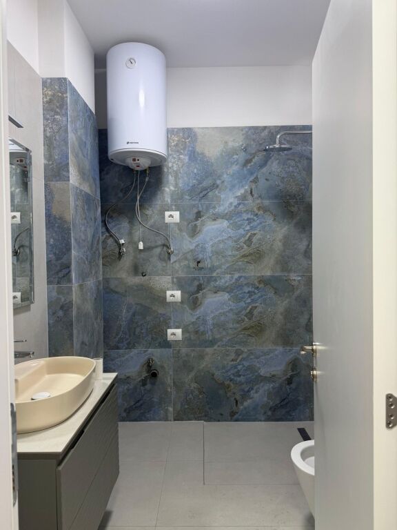 ZYRE ME QERA 100 M2 RRUGA E BARRIKADAVE 90.000 LEKE FH-98828