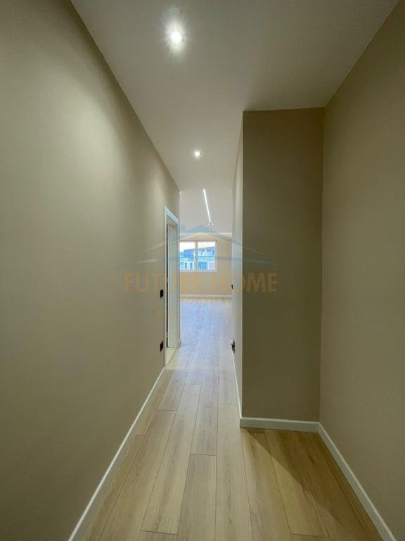 Shitet, Apartament 2+1, Mozaiku i Tiranës.