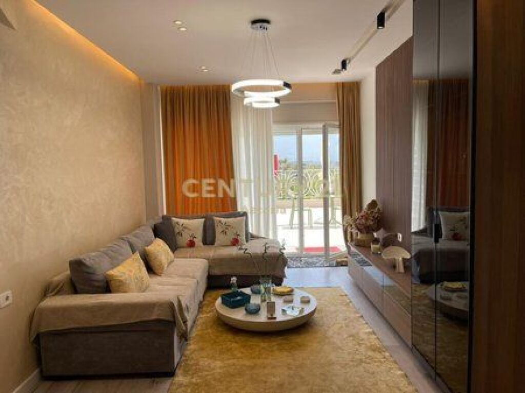   IN AFFITTO, TRIPLEX DI LUSSO 3+1+3 CON VERANDA, CON POSTO AUTO, RESIDENZA “KODRA E DIELLIT 2”