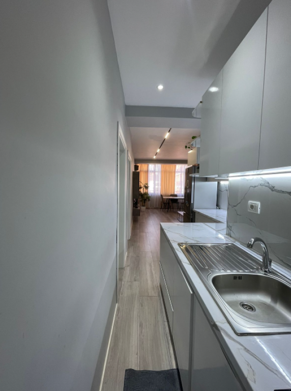 Shitet Apartament 2+1 – 21 Dhjetori, pranë Hotel Mondial