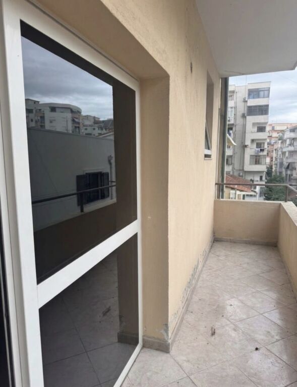 Shitet Apartament 3+1+2 Komuna Parisit 163 m2