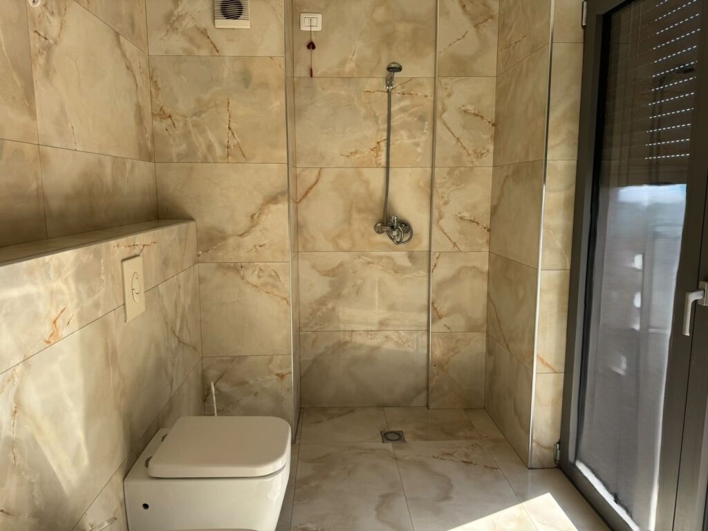 Jepet apartament 1+1 me qera ne zonen e Zogut te Zi prane Ring Center, Tirane. ID 5819