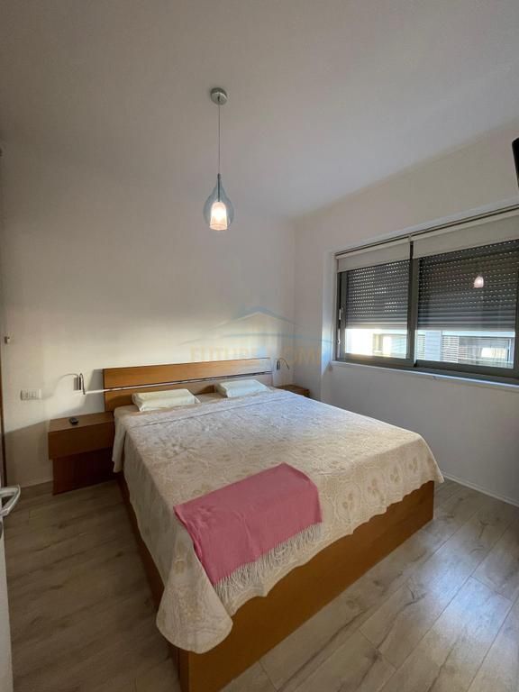 Qera,Apartament 1+1+Post Parkimi,Blloku, Tiranë.