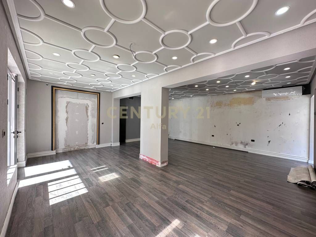 AMBIENT KOMERCIAL PREMIUM PËR QIRA NË BLLOK | 103 m² | KATI 1 | FASADË NË RRUGË KRYESORE