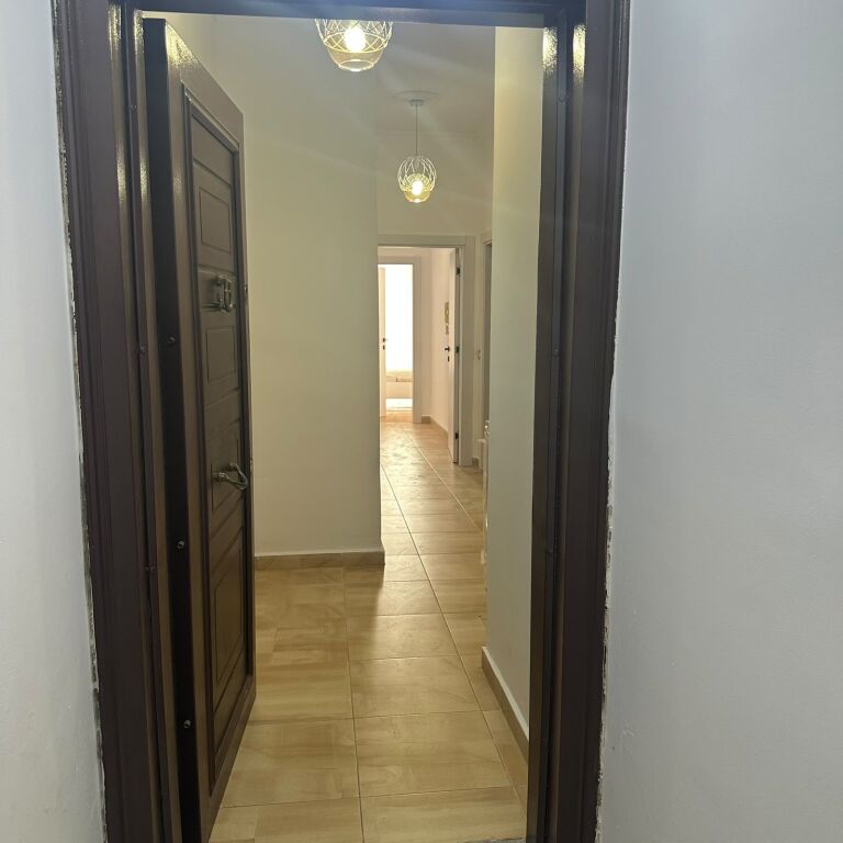 Appartamento in affitto 3+1+2 con 70 metri di veranda 70.000 lek al mese
