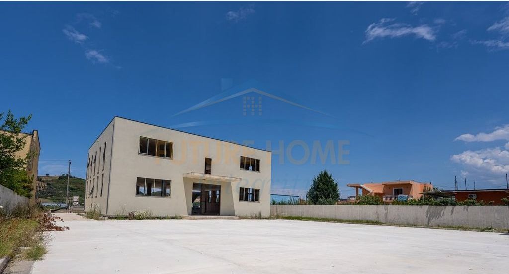 In vendita, Edificio Multifunzionale di 3 Piani, Vorë , Tirana.