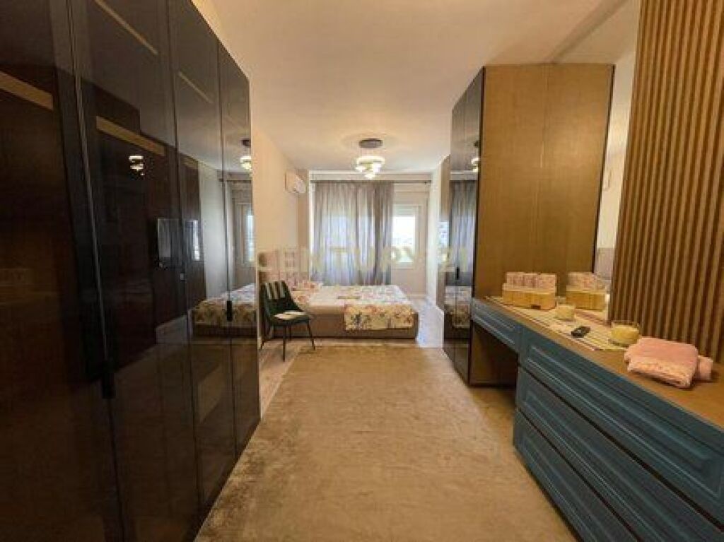   IN AFFITTO, TRIPLEX DI LUSSO 3+1+3 CON VERANDA, CON POSTO AUTO, RESIDENZA “KODRA E DIELLIT 2”