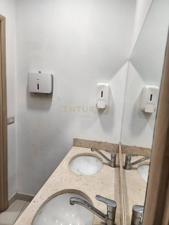 Ambient Komercial me Qira 230m2, Rruga e Kavajes