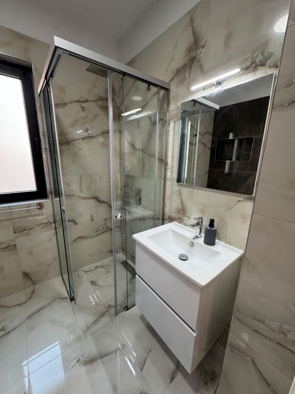 Jepet me qera apartament 2+1, 90 m², i ri dhe i mobiluar
