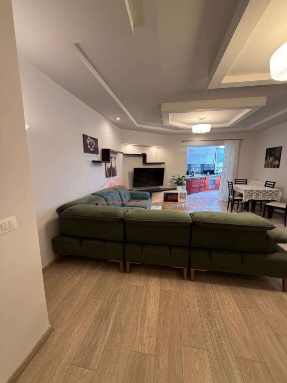 Apartament 2+1 ne shitje Komuna e Parisit ne Tirane