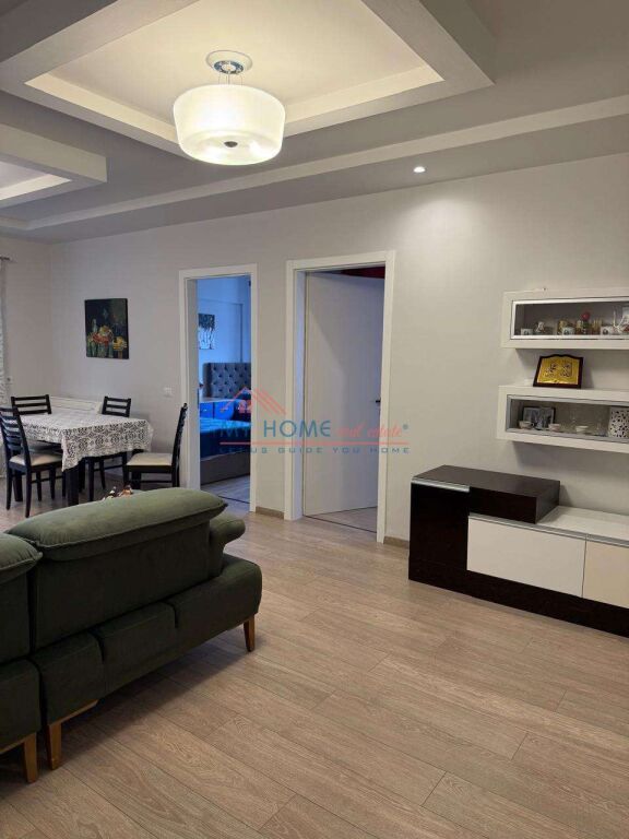 Apartament 2+1 ne shitje Komuna e Parisit ne Tirane