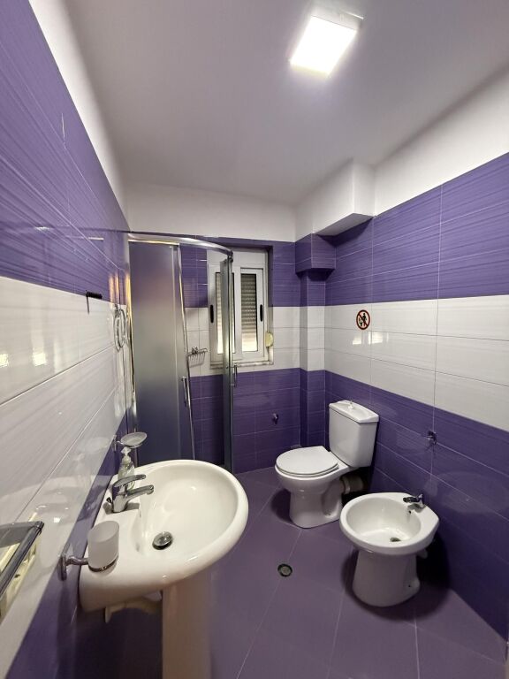 Ne Myslym Shyr Shitet Apartament I Pershtatur Per Ambient Biznesi Me Lokacion Perfekt
