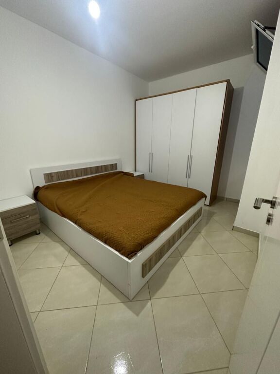  APARTAMENT 1+1 ME QERA – LUNGOMARE, VLORË