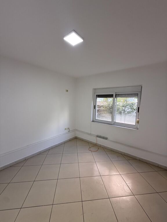 Ne Myslym Shyr Shitet Apartament I Pershtatur Per Ambient Biznesi Me Lokacion Perfekt