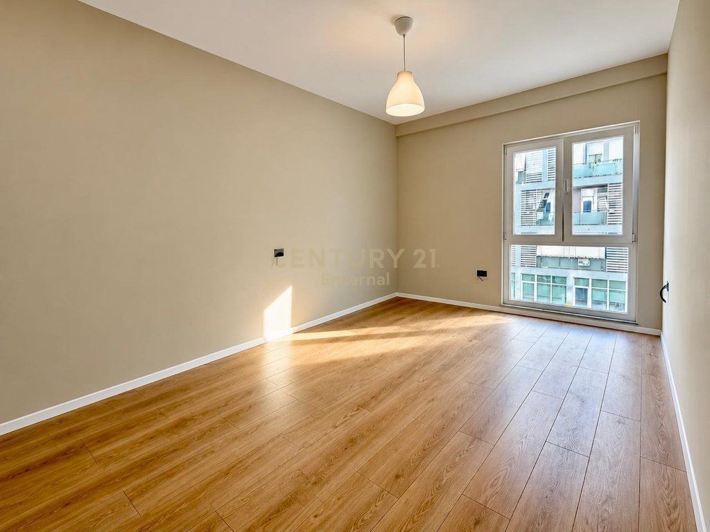 Jepet me qira apartament per zyra, Komuna e Parisit.