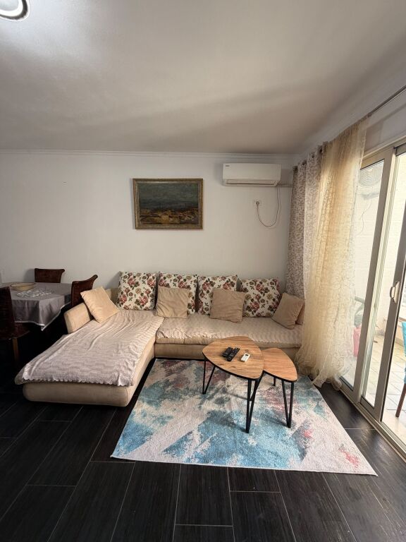 Jepet Apartament 2+1 me qera me pamje deti !
