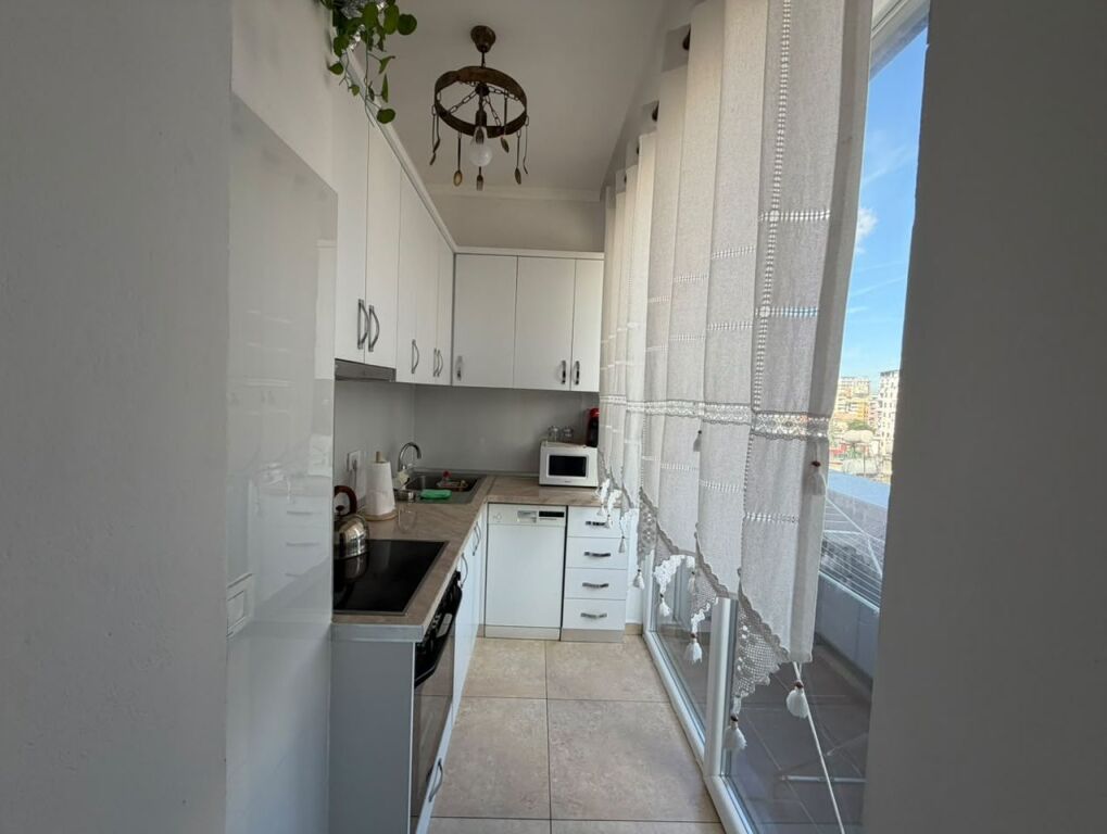 Apartament 1+1 per qira, modern dhe i mobiluar në qendër të Tiranës.
