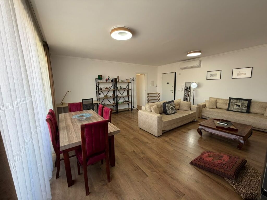 Apartament 1+1 per qira, modern dhe i mobiluar në qendër të Tiranës.