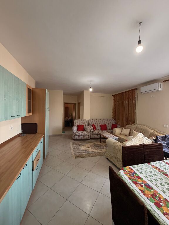 Jepet Apartament 3+1 + verande ne Plazh