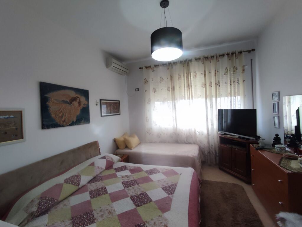 🏢A few minutes away from Shkolla e Kuqe, apartment for rent, 1+1 veranda, furnished 75,000 Lekë