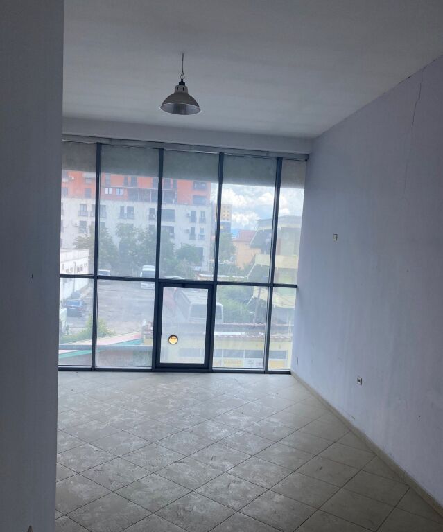 Qera | Ambjent Biznesi | Rruga Dritan Hoxha | 750 €/muaj