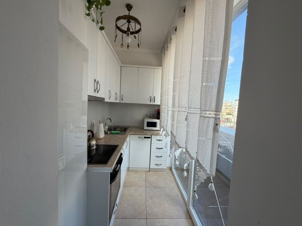 Apartament 1+1 per qira, modern dhe i mobiluar në qendër të Tiranës.