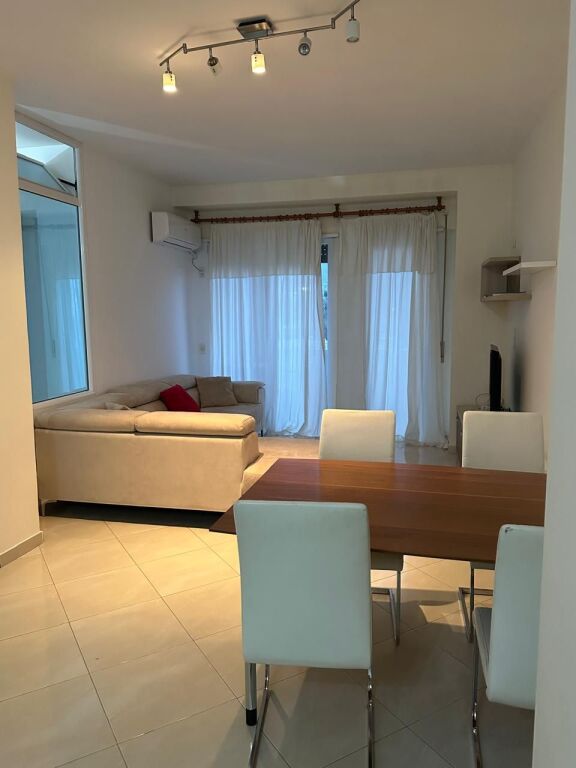  APARTAMENT 1+1 ME QERA – LUNGOMARE, VLORË