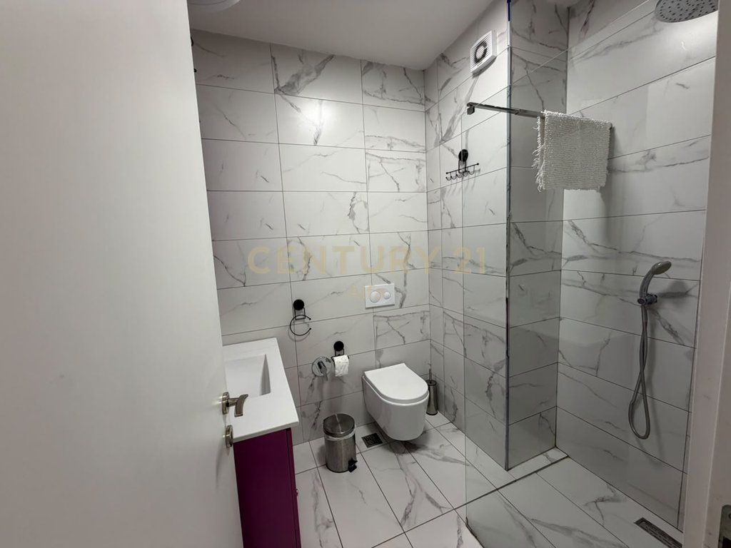 Kepet me qira apartament 1+1 ne Qender te Tiranes.