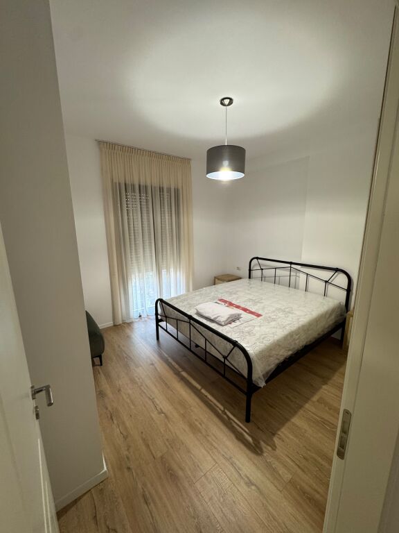 Jepet me qera apartament 2+1, 90 m², i ri dhe i mobiluar