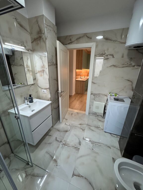Jepet me qera apartament 2+1, 90 m², i ri dhe i mobiluar