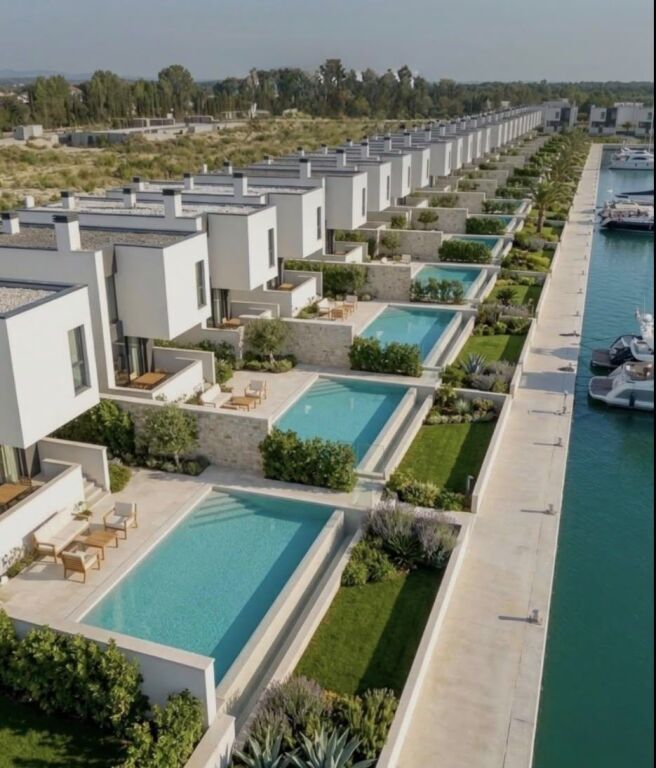 VILË 3-KATËSHE ME PISHINË PËR SHITJE TE TURQUOISE MARINA ID 5826