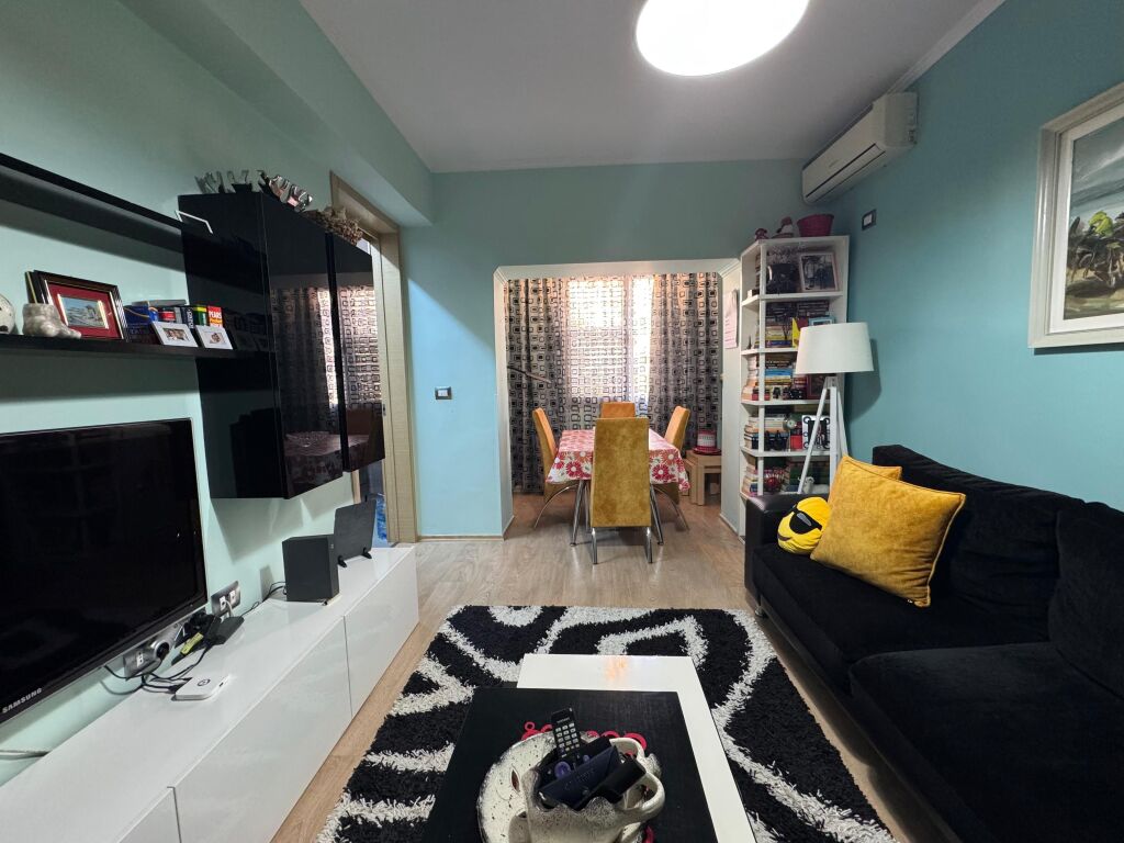 Shitet Apartament 2+1+2