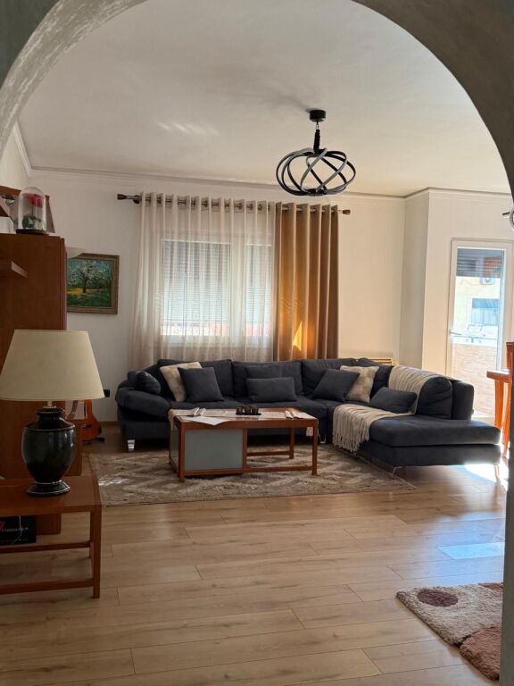 Apartament 2+1 per qera te Komuna e Parisit