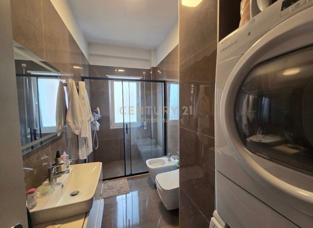 Apartament 1+1 + post parkimi ne Qender
