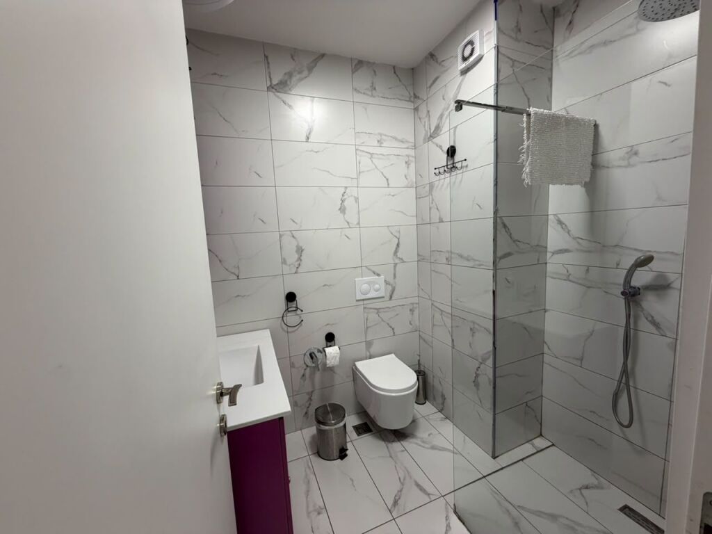 Apartament 1+1 per qira, modern dhe i mobiluar në qendër të Tiranës.