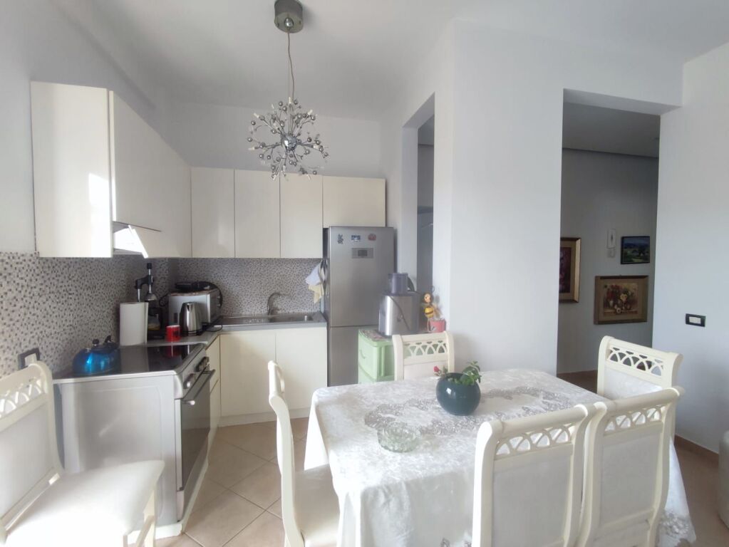 🏢A few minutes away from Shkolla e Kuqe, apartment for rent, 1+1 veranda, furnished 75,000 Lekë
