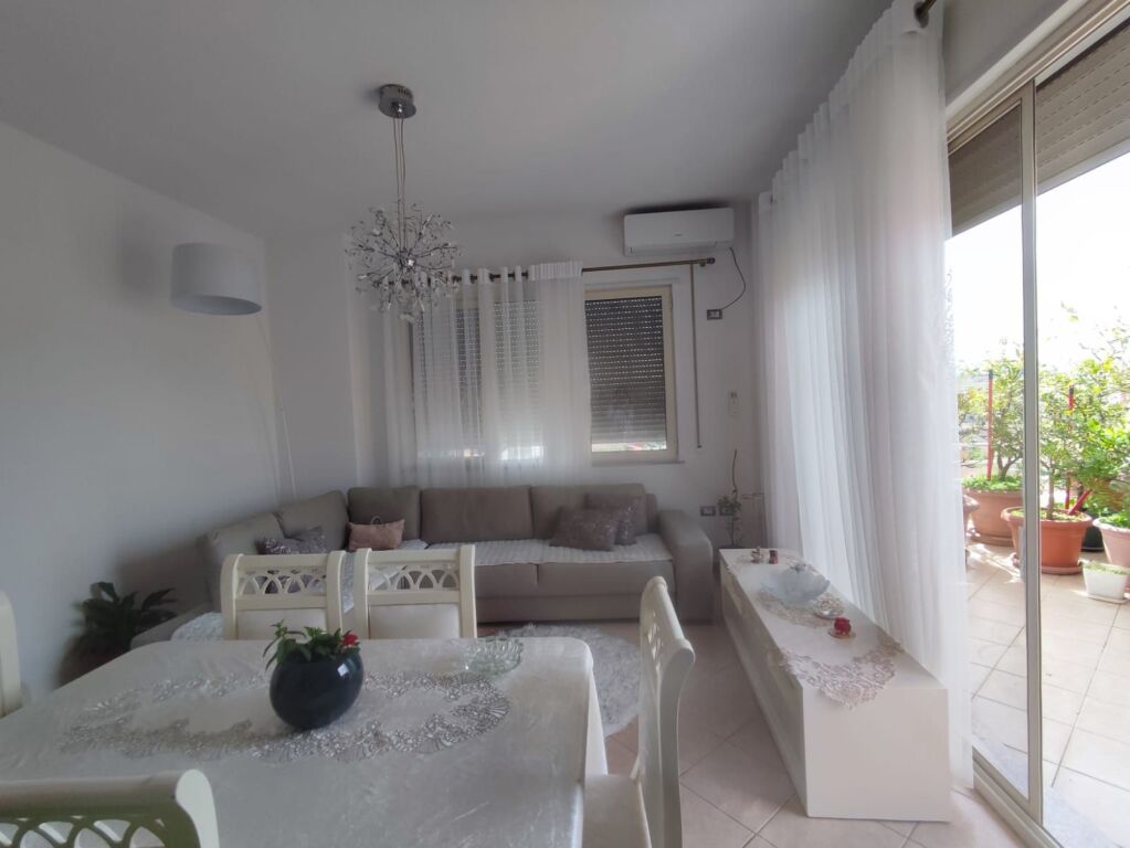 🏢A few minutes away from Shkolla e Kuqe, apartment for rent, 1+1 veranda, furnished 75,000 Lekë
