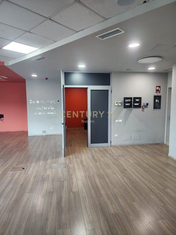 Ambient Komercial me Qira 230m2, Rruga e Kavajes