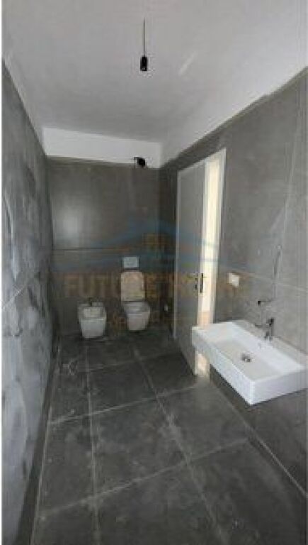 Shitet, Apartament 2+1+2, Komuna e Parisit, Tirane