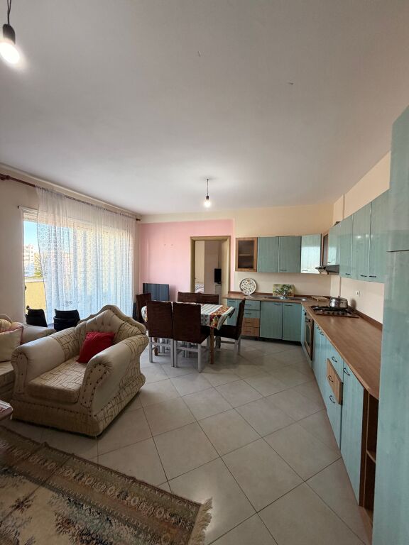 Jepet Apartament 3+1 + verande ne Plazh