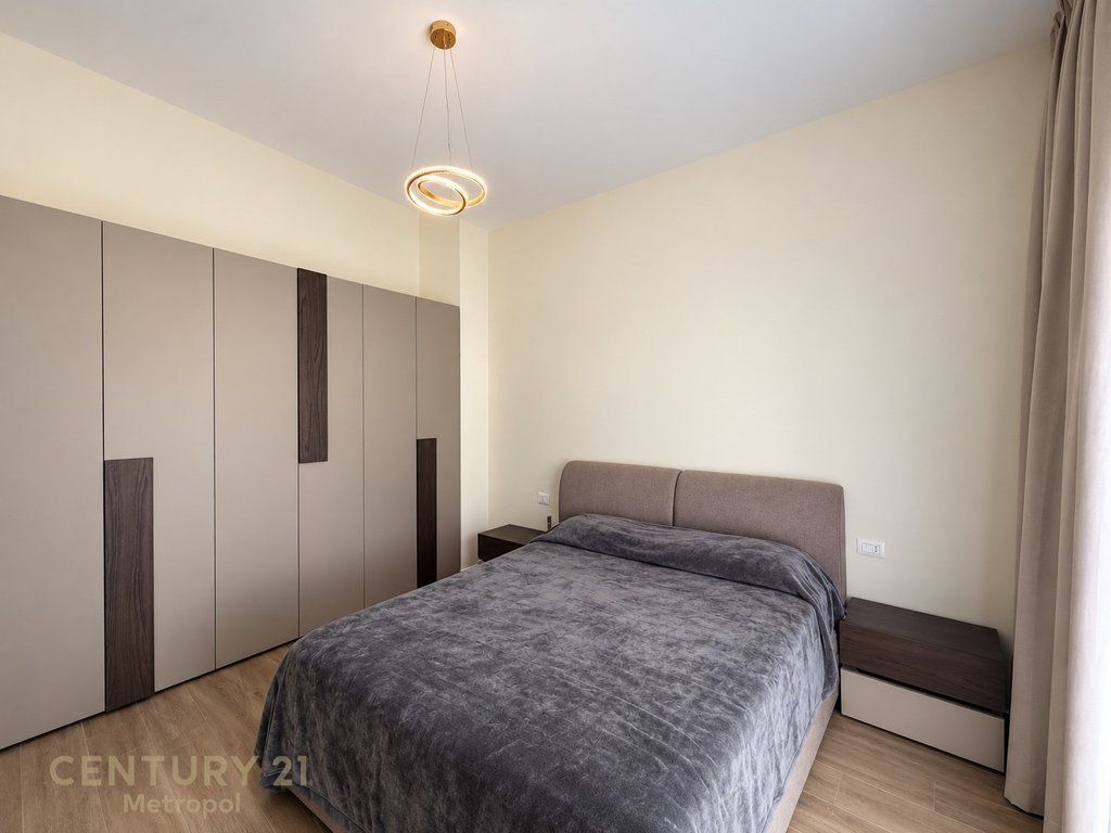 Per qira 1+1 +2 poste parkimi, Aura Kompleks, Laprake