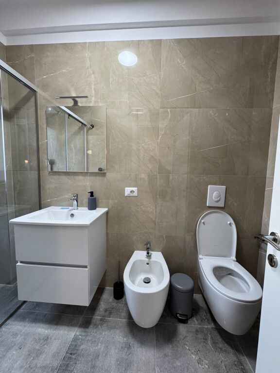 Apartament i ri dhe i mobiluar me qera 1+1 rr.Frosina Plaku